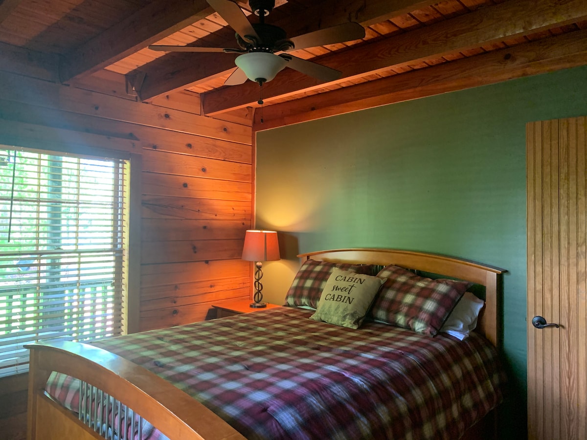 Rustic Cabin in Lovely Wooded Setting