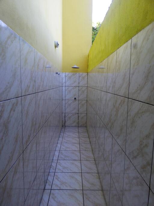 Lateral com chuveiro.