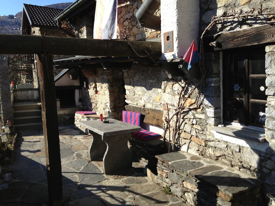 Granit Tisch mit Grillgelegenheit