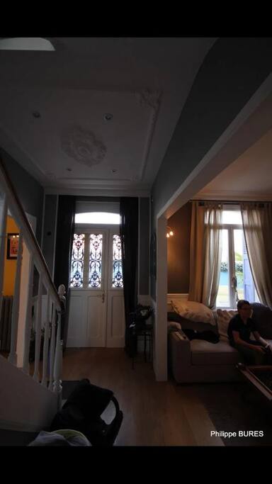 Entrée avec charme et son belle escalier en chêne
