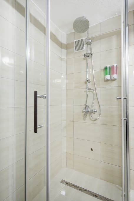 Double deluxe lower floor bathroom