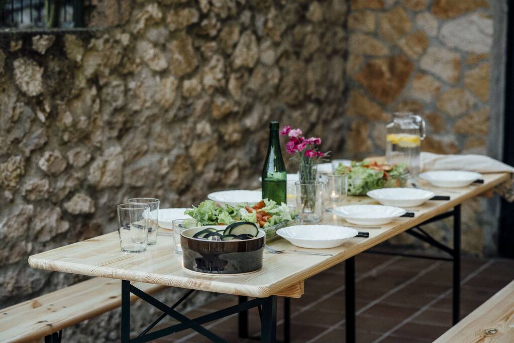 Comedor exterior con barbacoa / Outside dining room with BBQ