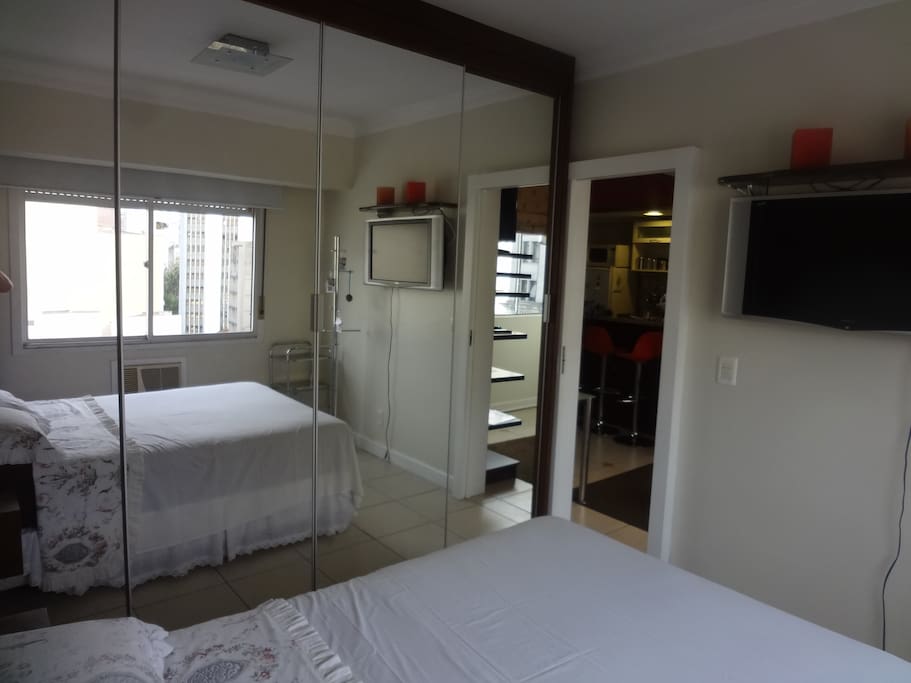 Closet do quarto espelhado