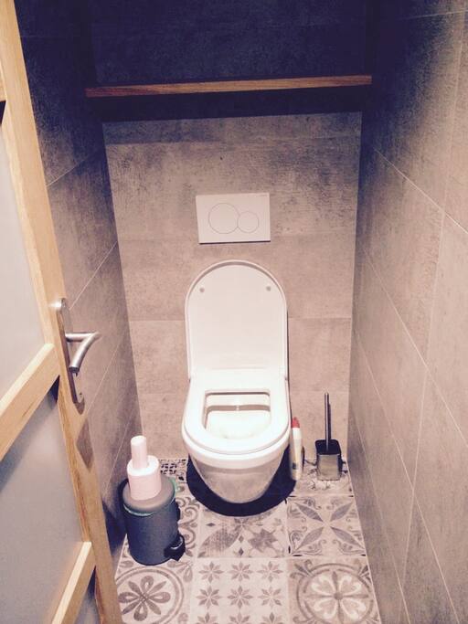 Separate Toilet/ Toilet Separé