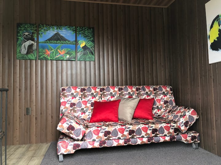El interior cuenta con una cama tamaño king, un cómodo sofá cama y una televisión inteligente, junto con un comedor, una cocina totalmente equipada, un baño, una cascada y un área de lavandería. Al aire libre rodeado de hermosos jardines, un acogedor porche delantero y terraza.
