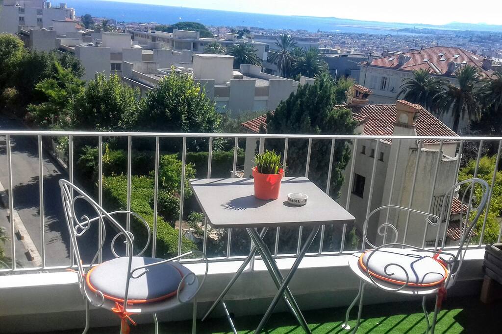 Splendide vue sur la baie des anges depuis la terrasse