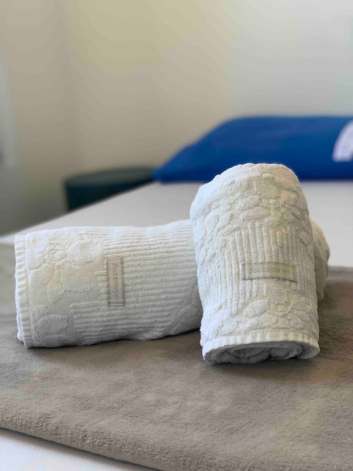 غرفة نوم ثانية ، بسرير مزدوج ومرتبة واحدة أخرى.