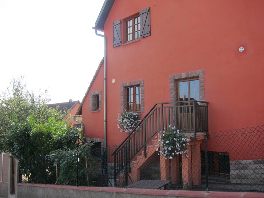 Façade est acces piscine-terrasse