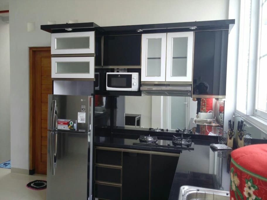 Kulkas, kitchen set, kompor gas, cooker hood, dispenser dan semua peralatan dapur lengkap