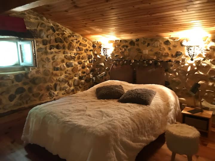 12 მ2 საძინებელი 140 × 190 სმ საწოლით