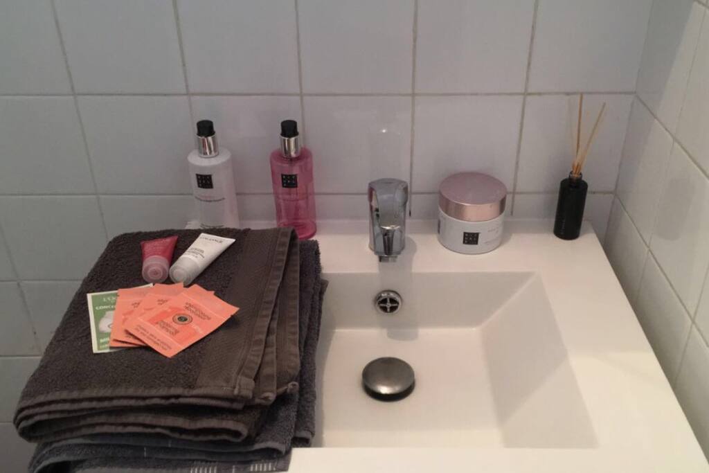 Les petits produits de beauté sont disponibles selon mon stock ;)