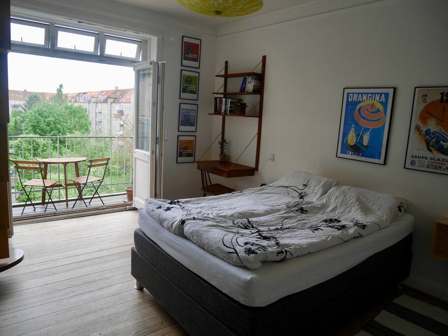Soveværelse med god seng og altan / Bedroom with a great bed and a balcony.