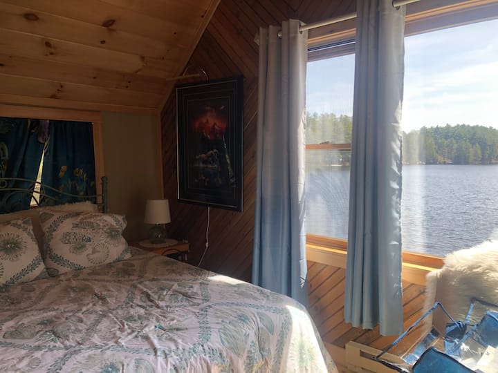 Მთავარი საძინებელი
საწოლით. Ტბის ულამაზესი ხედი. 