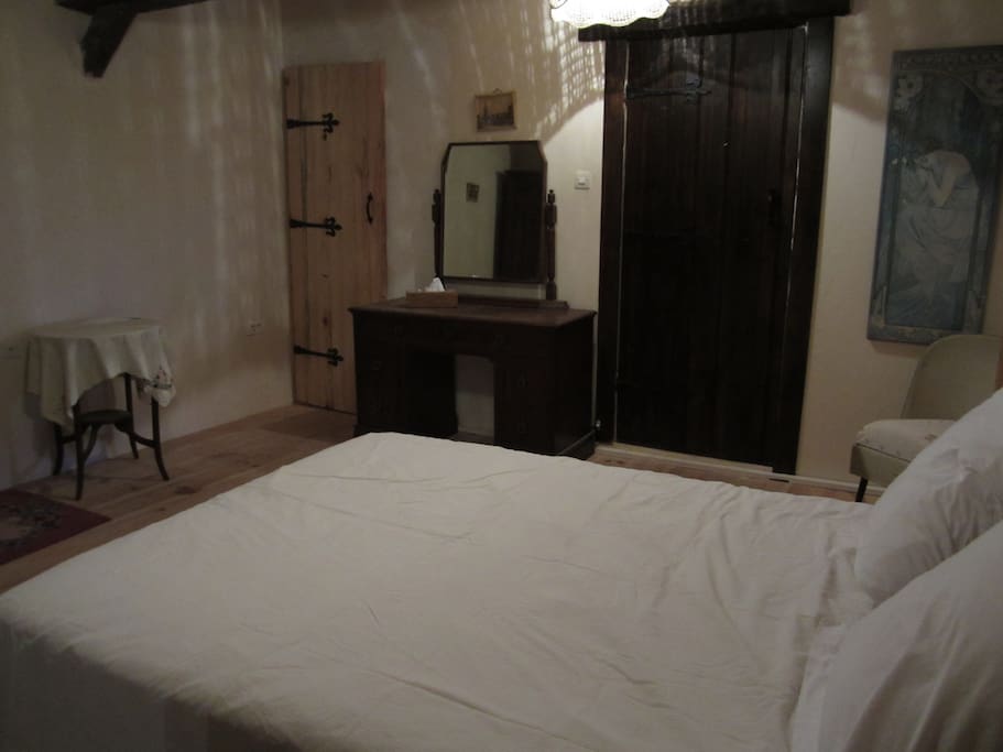 Double bedroom (view 2)