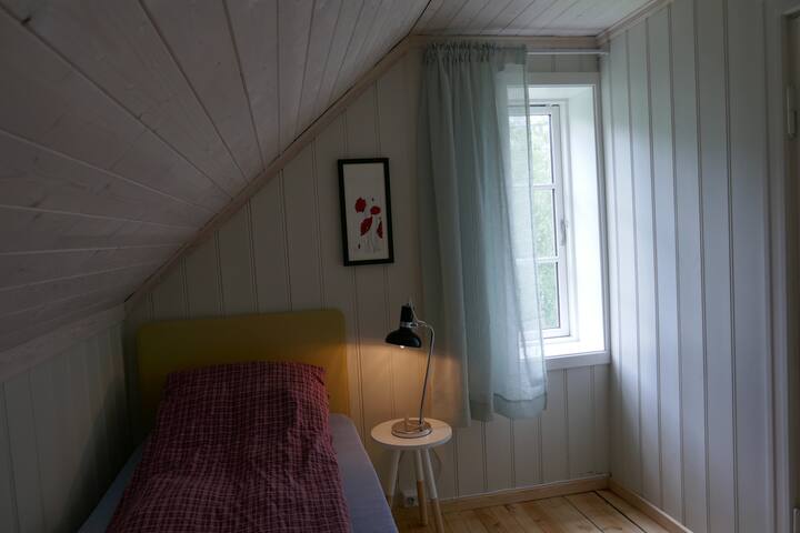 Acogedor dormitorio pequeño en loft. Cama de 80 cm de ancho.