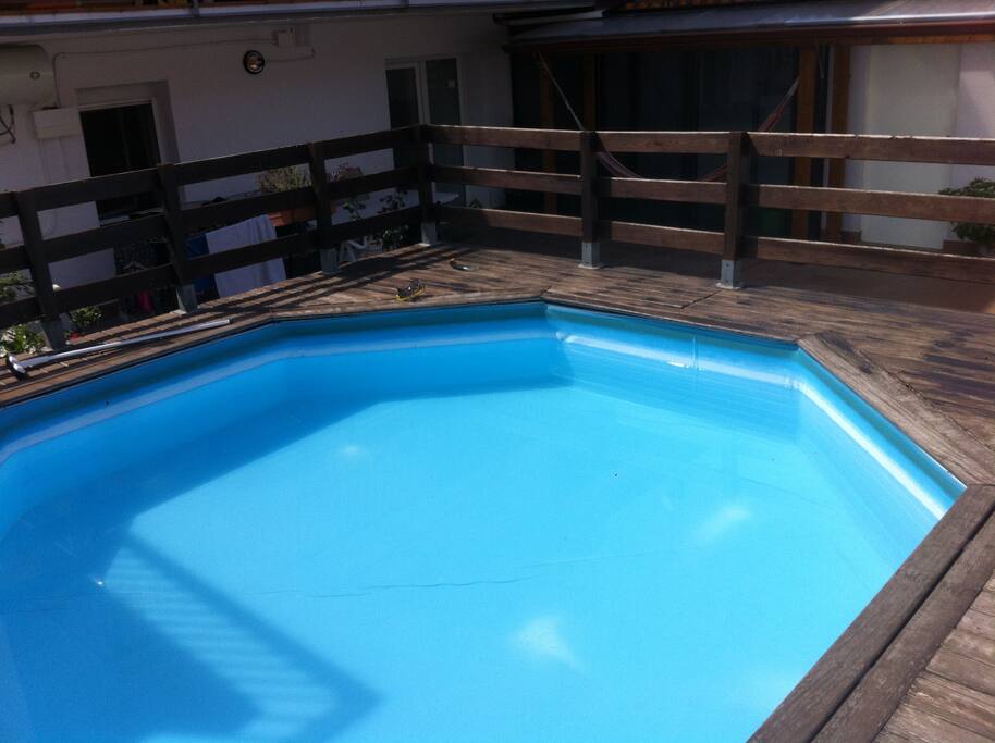 hay 4 escaleras para acceder hasta la piscina