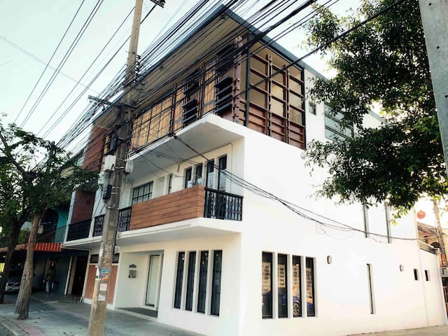 New 7BR EntireVilla 11Bath,JJ Market MRT/BTS 24PPL gallery image 2