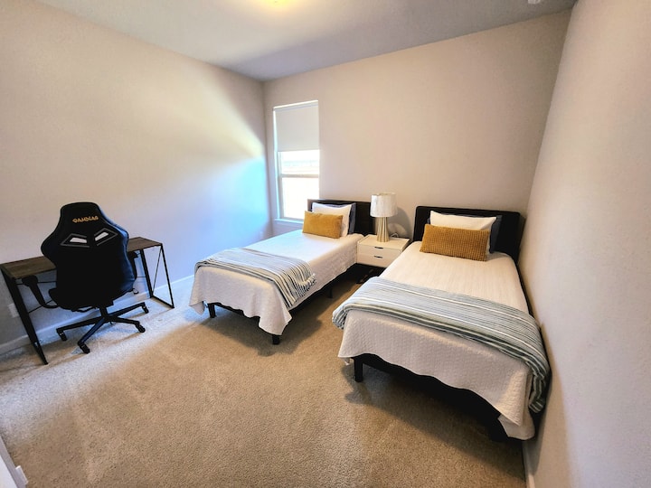 2 twin beds

Desk with Chair
