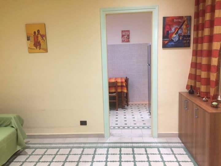 дневна соба со удобен кауч на спуштање