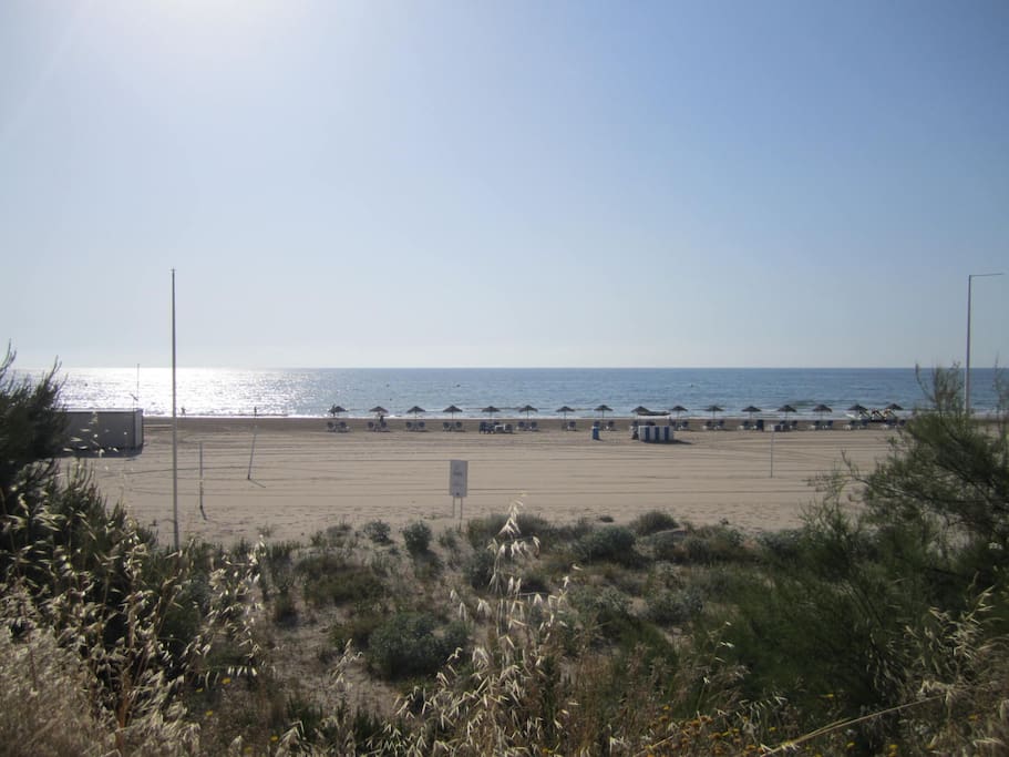 Playa justo debajo del apartamento vista desde la carretera