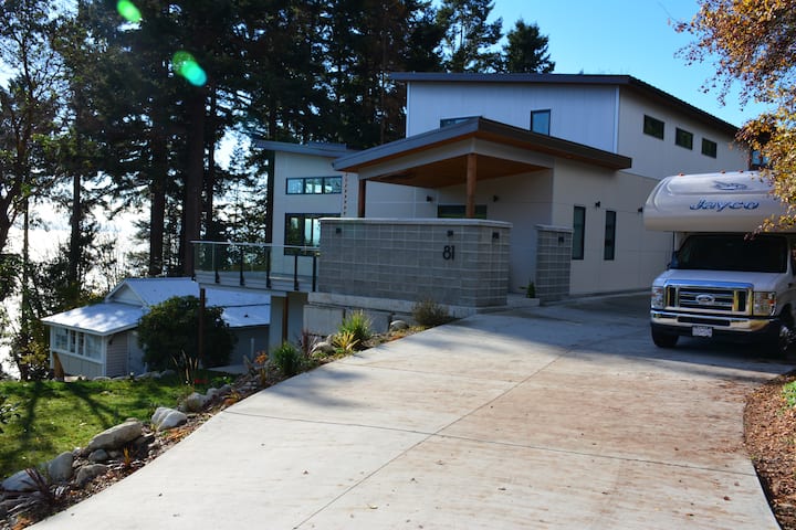 Waterfront Mid Century Modern Home-Sunshine Coast