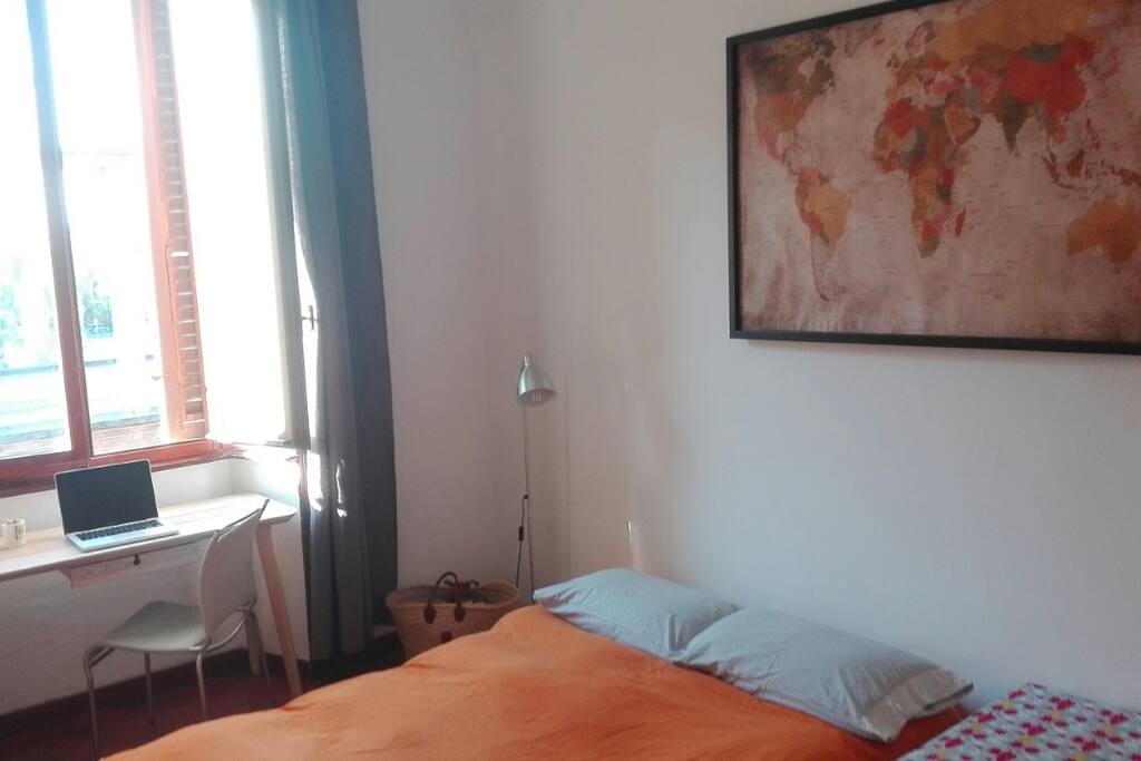 Camera da letto spaziosa e molto luminosa