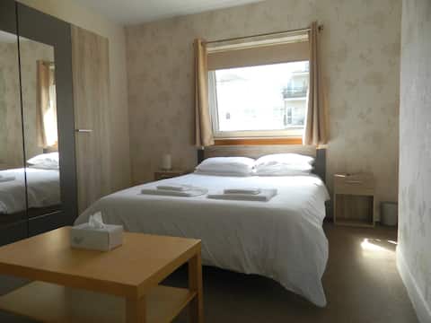 Double-Room 3 Miles South of Glasgow City-Centre