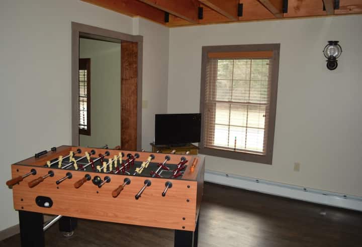 Paradise Pines: A Cozy Group Getaway - Palmerton, PA