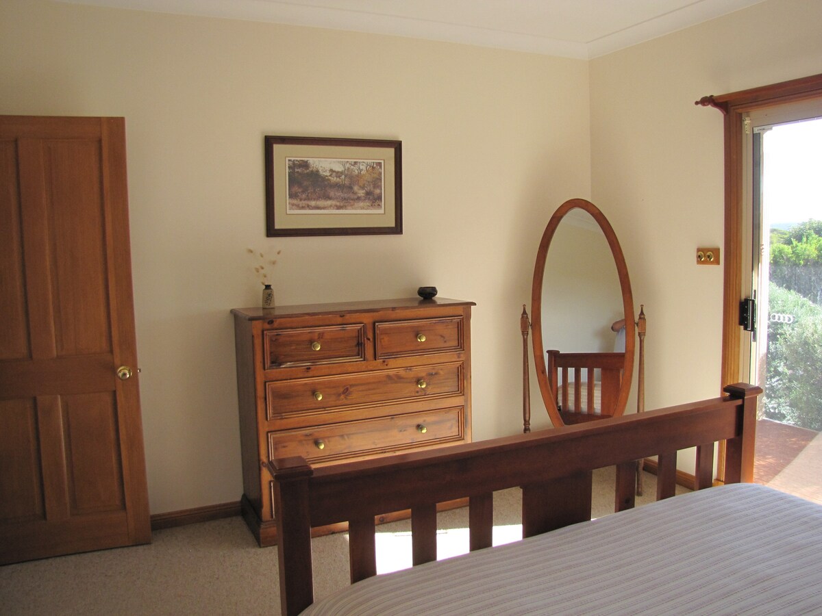 غرفة نوم رئيسية بسرير بحجم كبير.
تحتوي غرفة النوم الثانية على سرير مزدوج في الأسفل وغرفة نوم واحدة في الأعلى. 