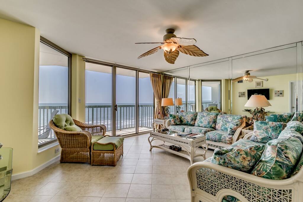 Couch,Furniture,Indoors,Living Room,Room