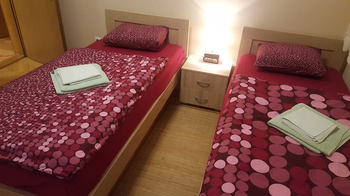 1. ห้องนอน (พร้อมเตียงเดี่ยว 2 หลัง)