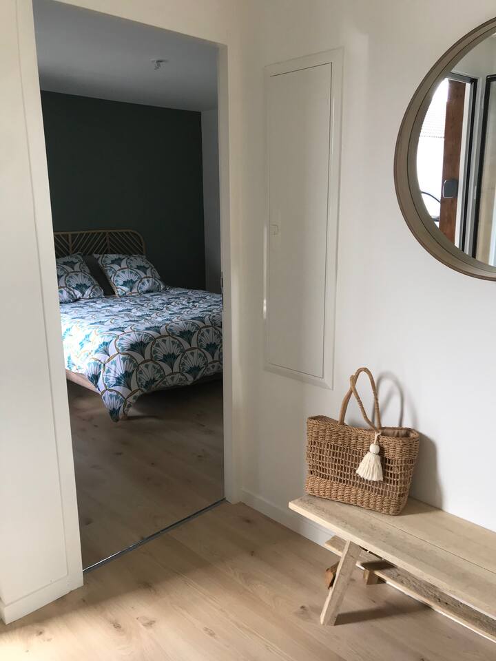 Hyrja, ana e dhomës së gjumit