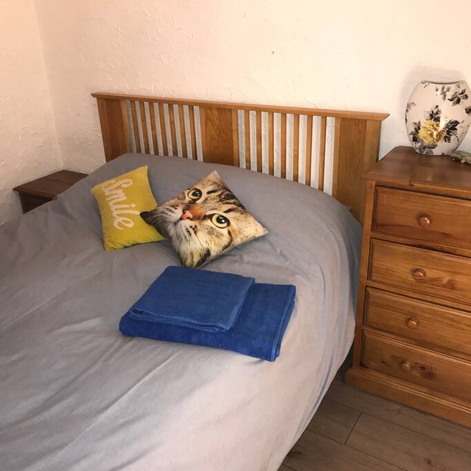 Water, fresh towels and snacks provided