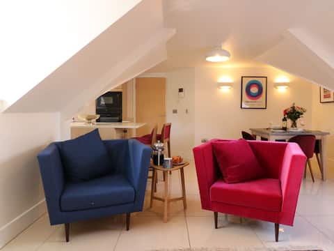 Popular Airbnb listing: Perfect couple's retreat in the heart of Old Town in Studland