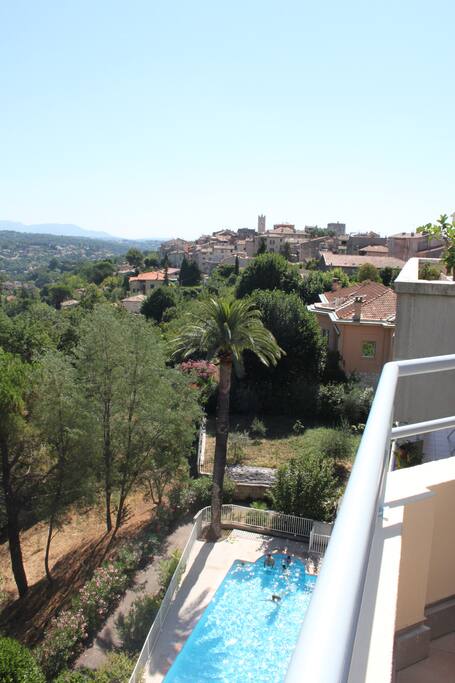 Vue sur la" vieille ville" de Vence et la piscine