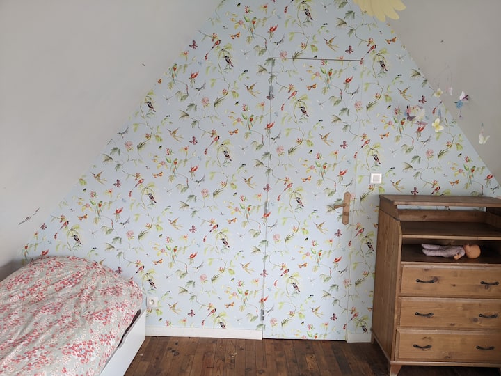 Dhoma annaelle me një krevat prej 1m90 me 0.90 trungje (të dy krevatet janë në të njëjtin nivel për të bërë një krevat të madh prej 1m90 me 1m80 (ki kujdes që dyshekët të kenë për qëllim të akomodojnë fëmijët sepse nuk janë shumë të trashë