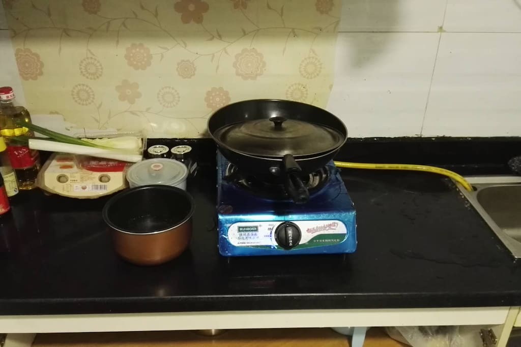 这是我们的小厨房,有日常做饭所需的锅碗瓢盆、油盐酱醋,另外还有冰箱和微波炉。我如果你喜欢在外时手作美食,我想它基本可以满足你的需要。