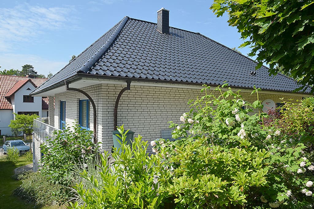 Die Hausansicht des Ferienhaus in Binz auf Rügen.