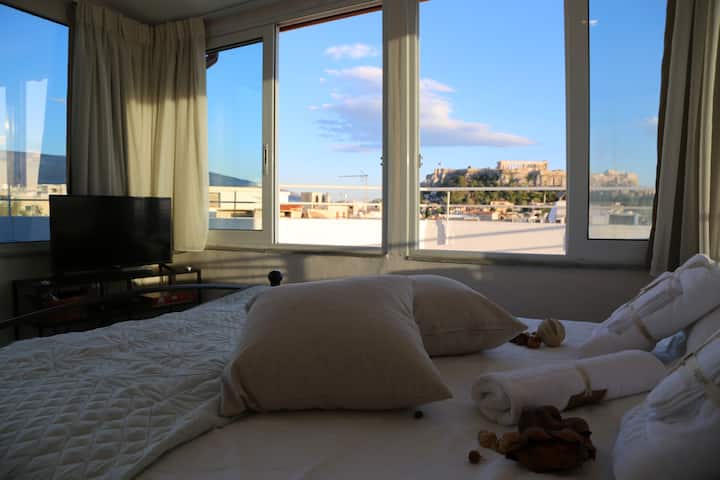 El dormitorio principal es espacioso y tiene una vista impresionante de la Acrópolis. En el dormitorio hay  un televisor,  un Blueray y una consola Playstation con conexión a Netflix para ver tus películas y series favoritas mientras te relajas.
