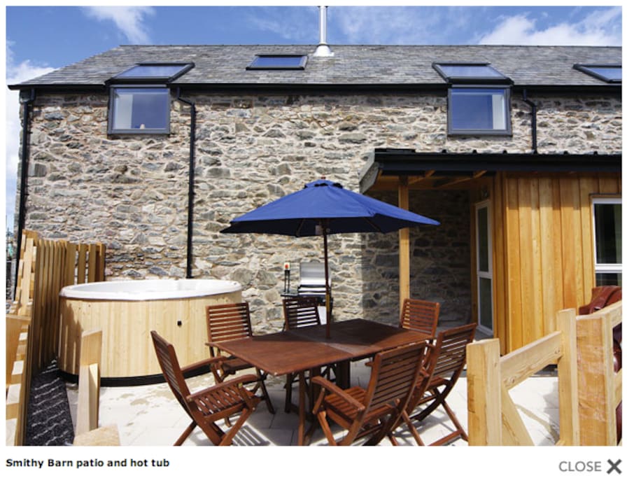 Smithy Barn patio area and hot tub.