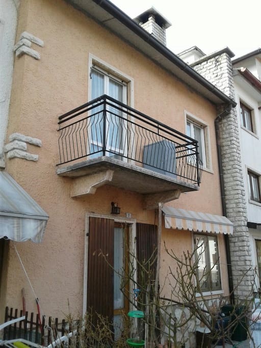 esterno, balcone che si affaccia sulla strada