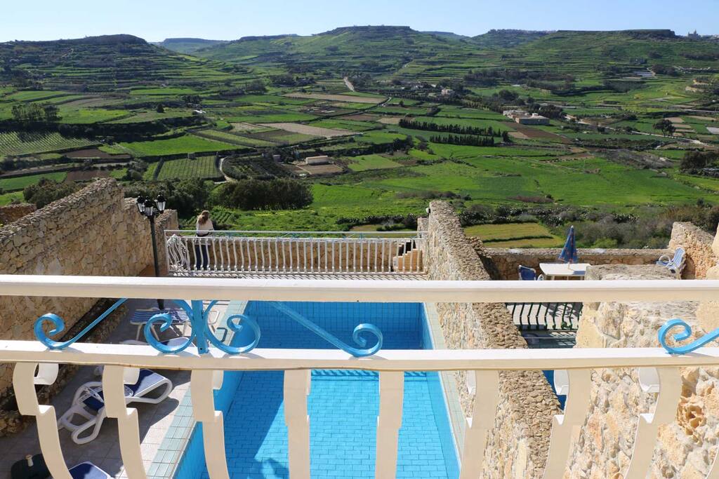 Vista sulla valle e sulla piscina dal balconino della camera