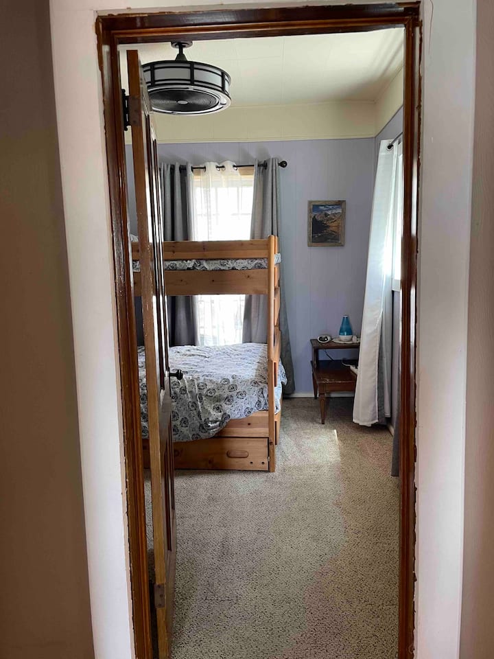 Tretia spálňa s oddelenými posteľami nad plnou + dvojitým lôžkom sa nachádza vedľa toalety v prednej časti domu. 