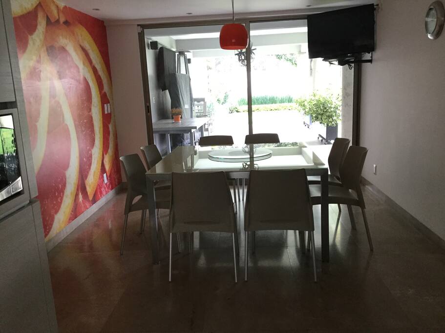 Ante comedor con vista a un amplio jardín.