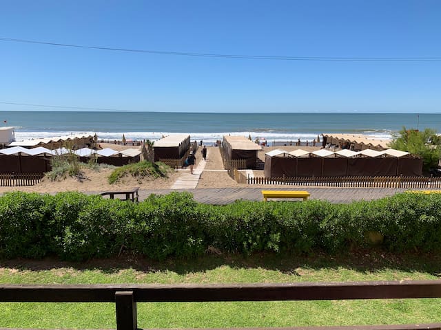Depto Gesell sobre la playa vista única en centro