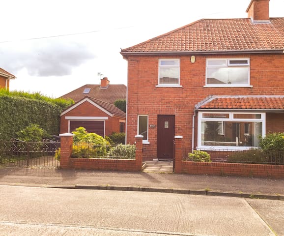 Room with double bed in clean & bright comfy home