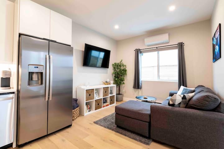 ห้องนั่งเล่นพร้อมวิวทีวี 4K ขนาด 55 นิ้ว