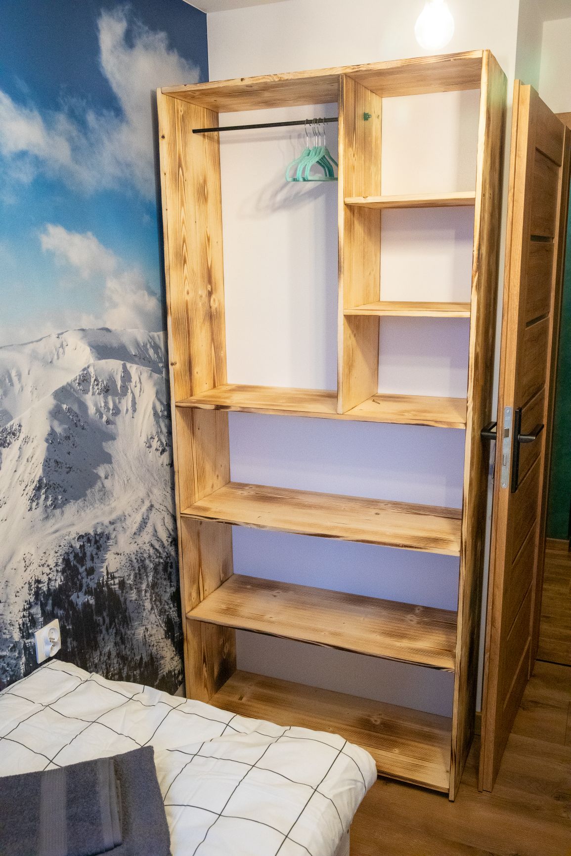 Საძინებელში ტანსაცმლის კარადა. 