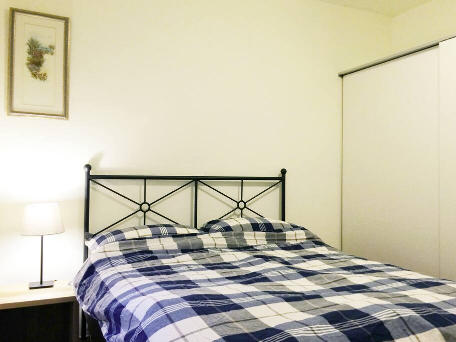 1 queen size bed & A big closet
標準雙人床&大衣櫃