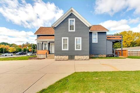 4BR Home Directly on State Street Village of Tosa